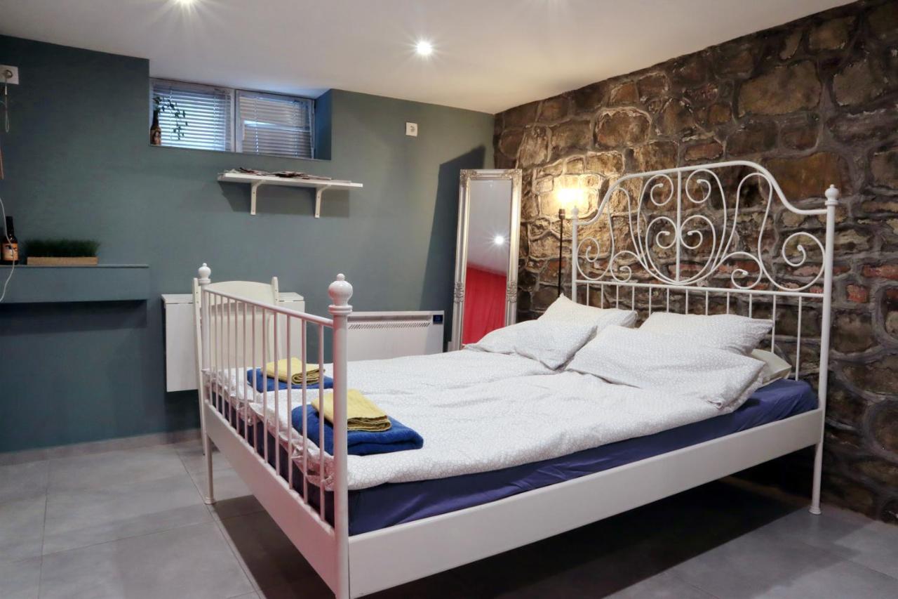 Center Cave Apartament *
